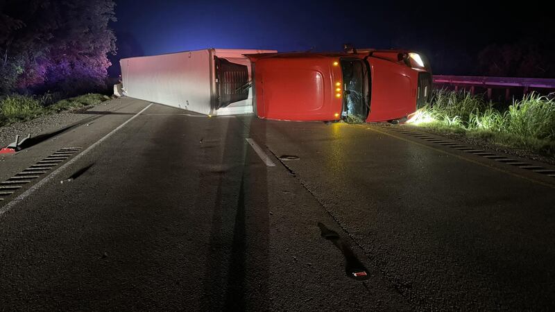 Camión semirremolque volcado detiene tráfico en la I-20