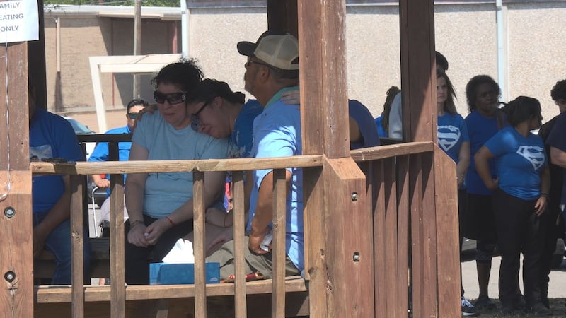 La comunidad de Crockett se congregó el jueves frente al Ayuntamiento para una vigilia de...