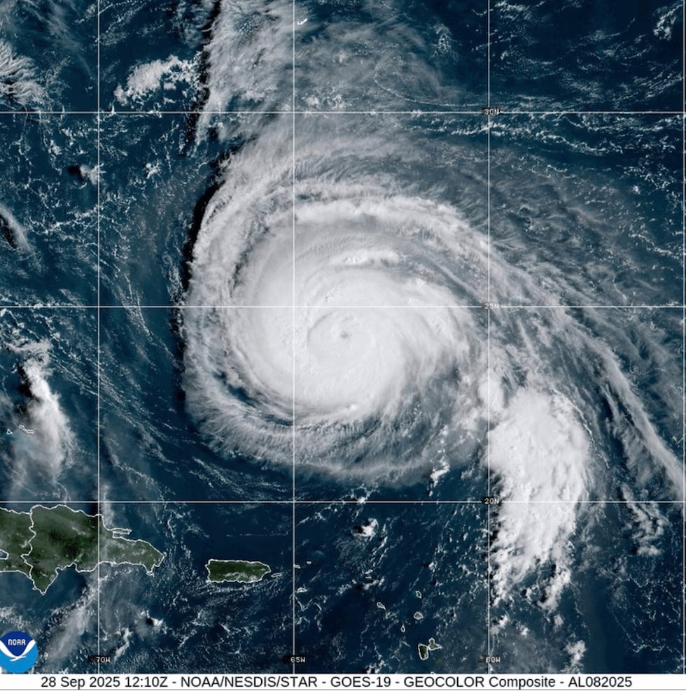 Imagen satelital entregada por la agencia oceanográfica estadounidense NOAA que muestra al...