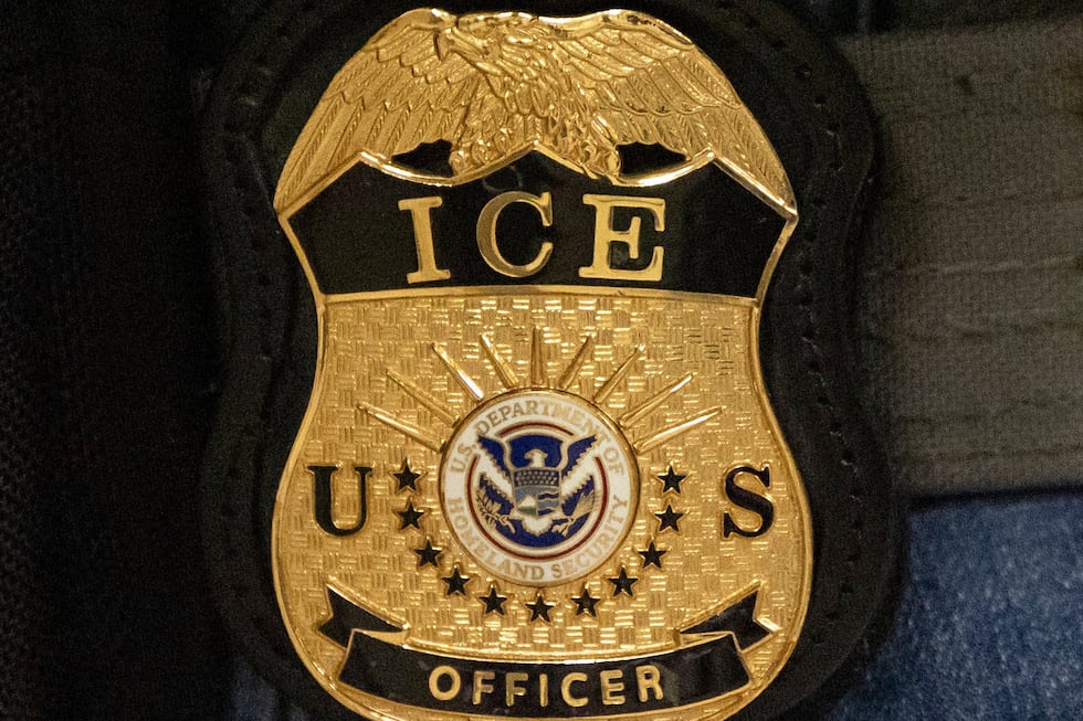 ARCHIVO - Un agente federal lleva una placa del Servicio de Inmigración y Control de Aduanas,...