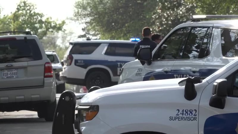 La policía de Tyler está investigando unos disparos realizados desde un vehículo contra una...