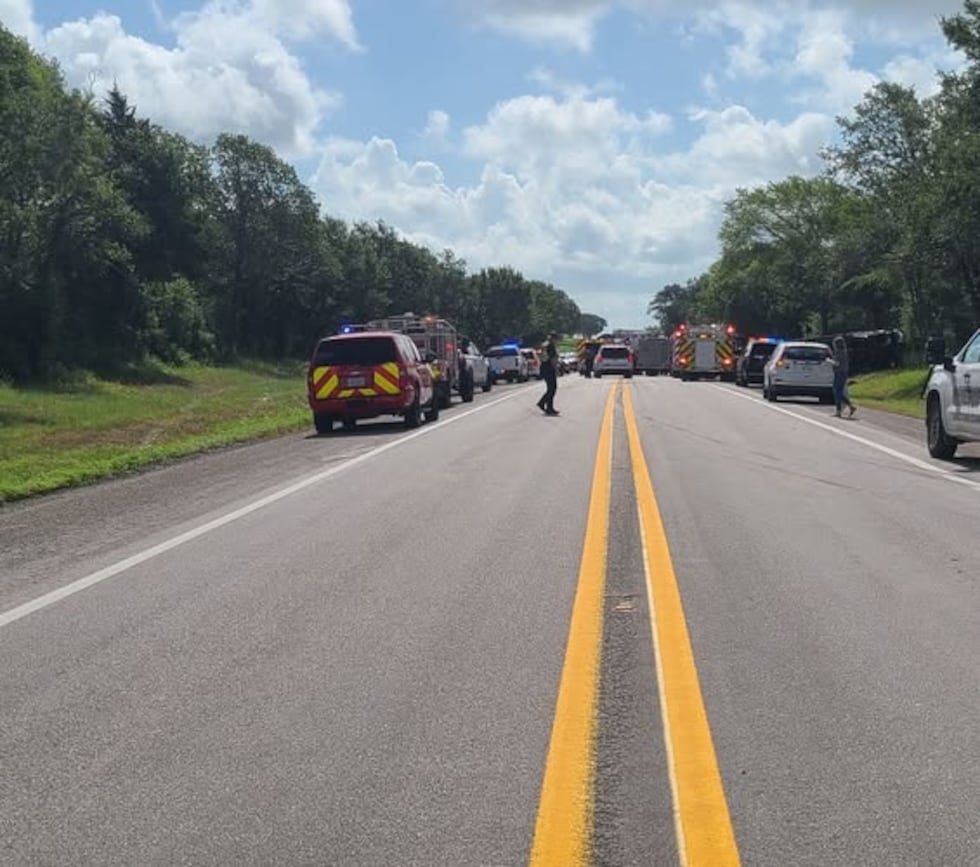 6 injured after bus crashes while transporting inmates to Anderson County prison