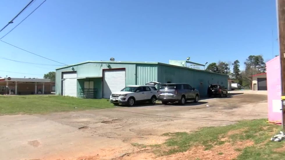 Dos hombres perdieron la vida y dos mujeres resultaron heridas en un tiroteo registrado en un...