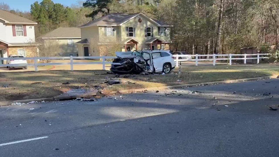 Según la policía, un accidente ha bloqueado el tráfico en East Marshall Avenue, en Longview,...