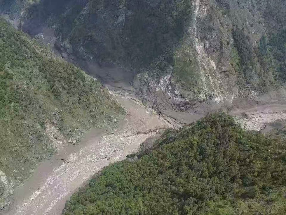 Esta fotografía, difundida por la agencia de noticias Xinhua, muestra una zona afectada por un...