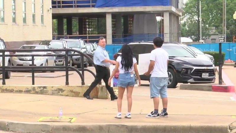 Acusado de asesinato en taquería de Tyler intercambia palabras con la familia de la víctima