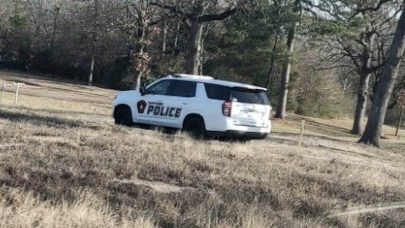Se ve un vehículo de la policía de Carthage mientras los oficiales buscan a un sospechoso que...