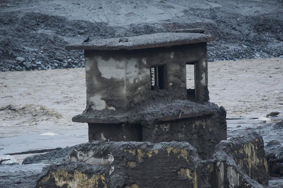 En la imagen, vista de los daños causados por las inundaciones repentinas en Devighat, en el...