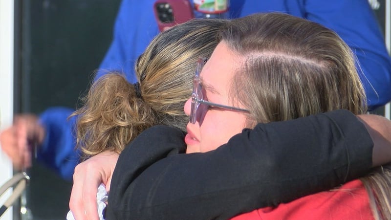 Los miembros de la familia Ramírez se abrazan tras leerse el veredicto.