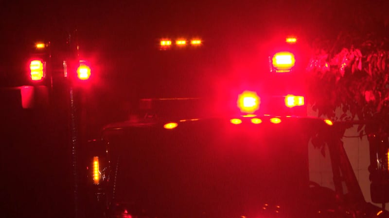 Bomberos combaten incendio en un ático cerca de Swan en el condado de Smith.