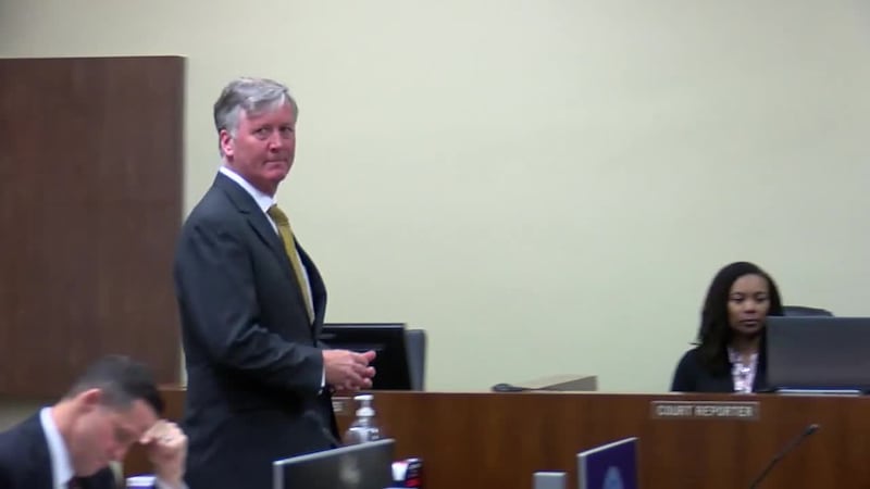 Bruce David Bain, de 57 años, fue acusado de robarle a un cliente divorciado como parte de un...