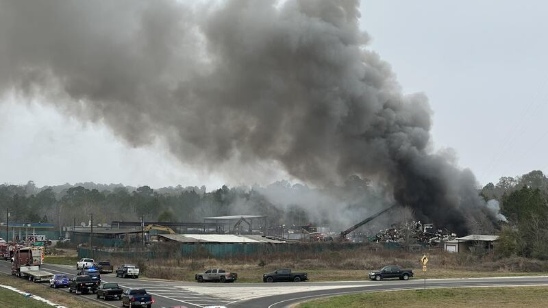 Los bomberos responden a una explosión en la planta de reciclaje de Goodrich