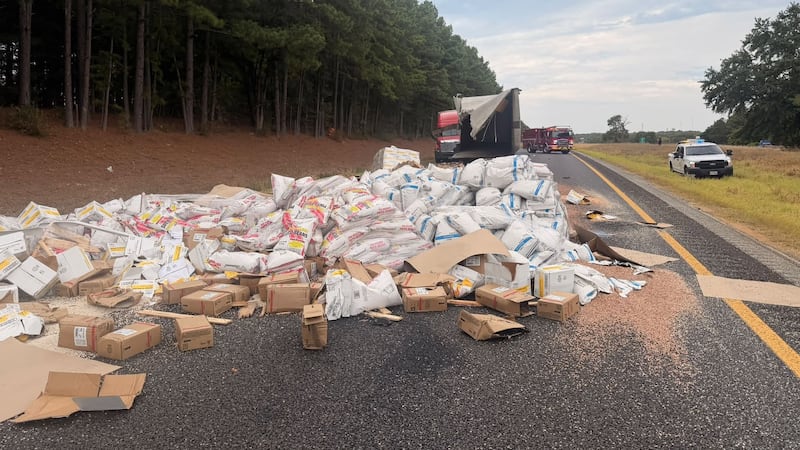 Beans spill shuts down I-20 near Lindale