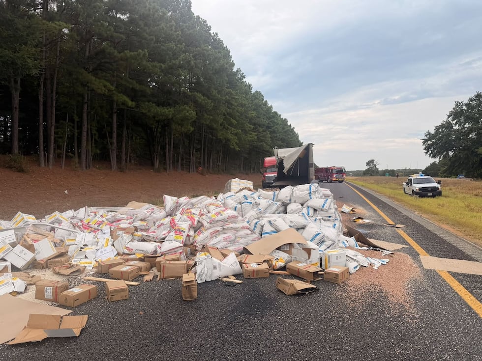 Beans spill shuts down I-20 near Lindale