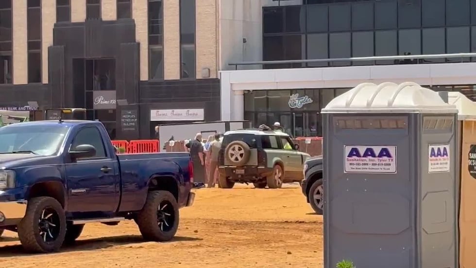 Vídeo muestra a una mujer detenida después de conducir por una zona construcción en el centro...