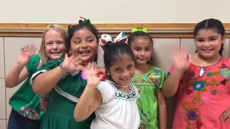 Escuela primaria Birdwell en Tyler celebra el mes de la Herencia Hispana con tradición y alegría.