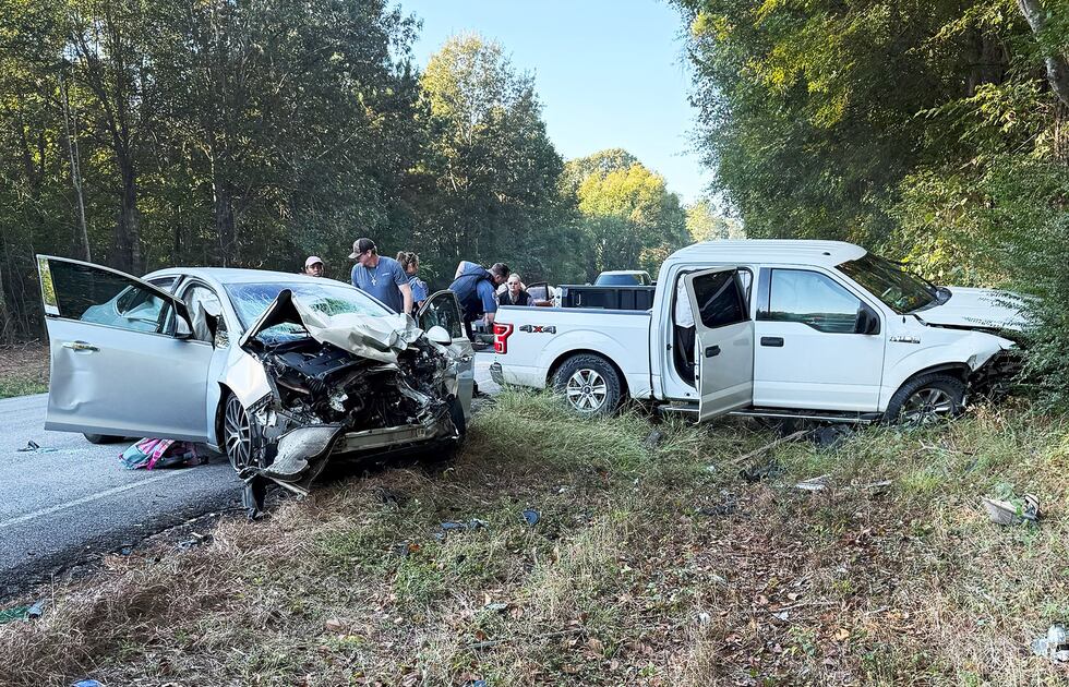 3 people flown to hospital following head-on collision in Lufkin
