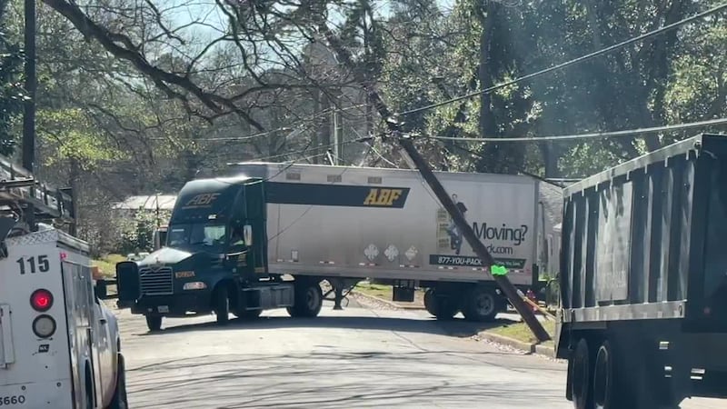 Cierre parcial de una calle en Tyler tras el choque de un camión contra un poste eléctrico.