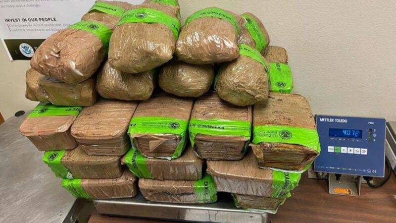 Paquetes que contenían 90 libras de metanfetamina incautados por oficiales de CBP en el puerto...