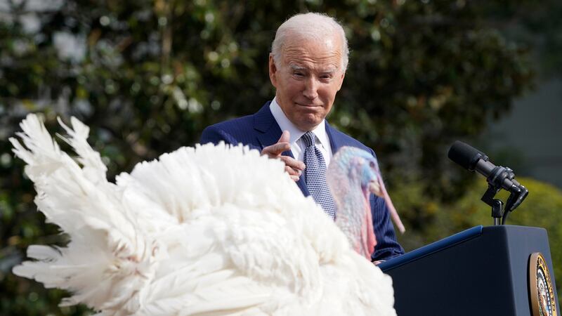 El presidente Joe Biden sonríe después de indultar a Liberty, uno de los dos pavos nacionales...