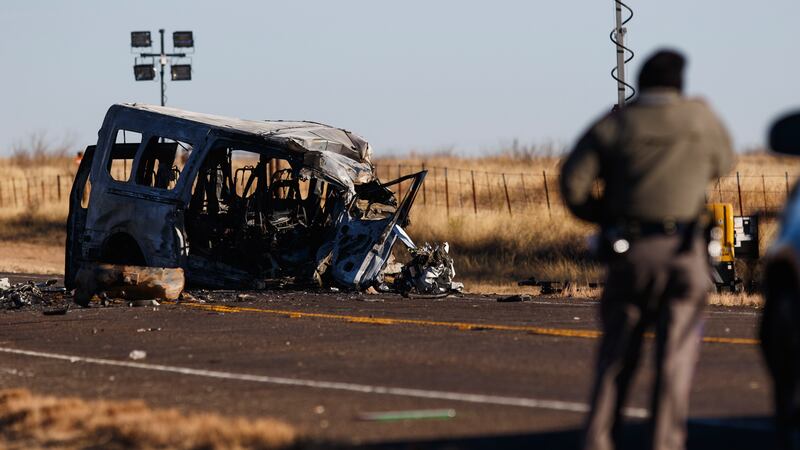 ARCHIVO - Agentes del Departamento de Seguridad Pública de Texas observan la escena de un...