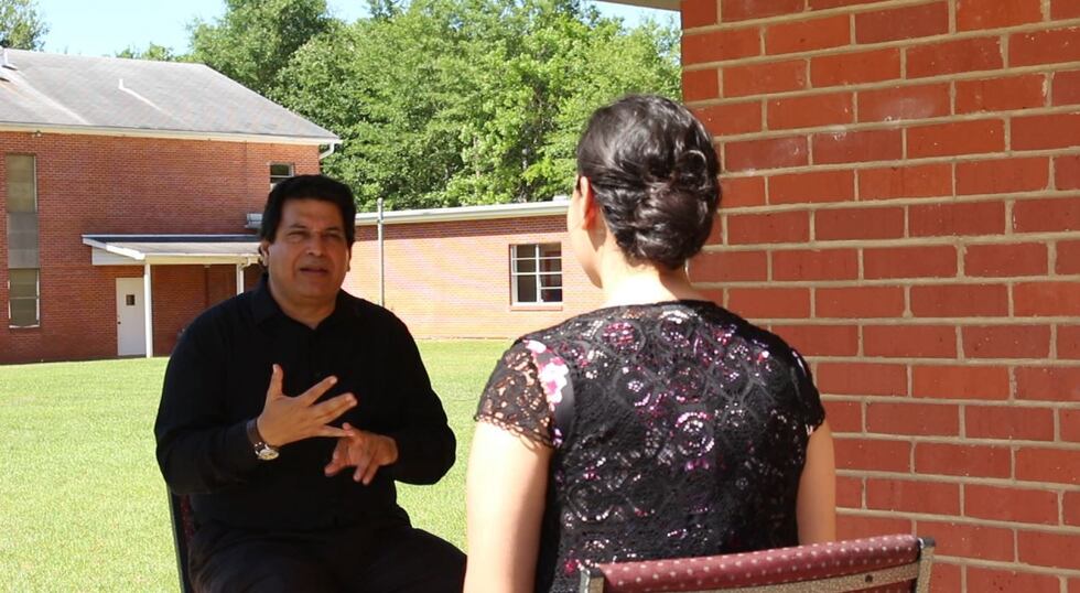 Pastor Juan Ramón Castro en la Iglesia Vida Abundante de Longview y profesor de finanzas y...