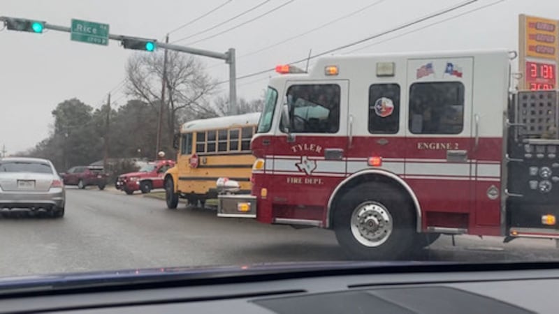 Un autobús escolar de Tyler ISD estuvo involucrado en un accidente el lunes por la mañana.