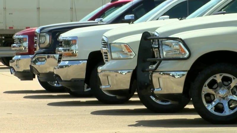 Prohibición de placas de papel genera preocupación en concesionarios del este de Texas