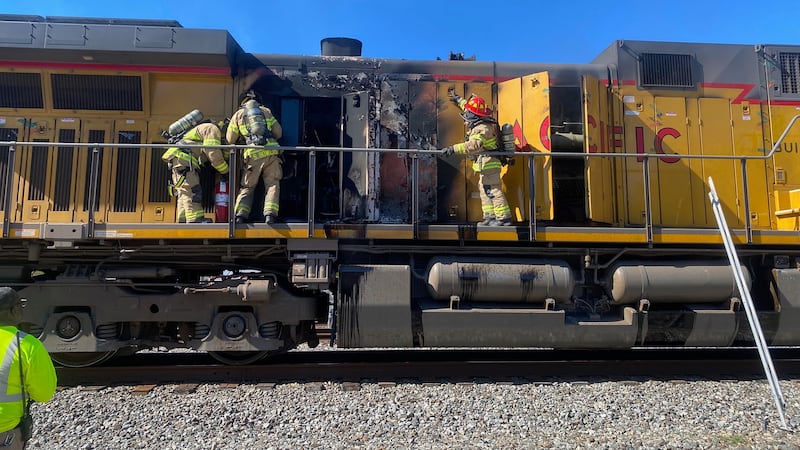 Cruce en Lufkin permanece cerrado tras incendio de un tren