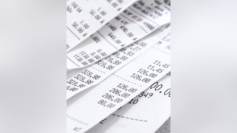 Las autoridades dicen que el dueño de tres restaurantes en Las Vegas reportó menos de $5...