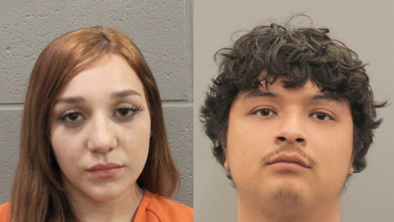 Dos padres enfrentan múltiples cargos después de que las autoridades dijeran que sus hijas...