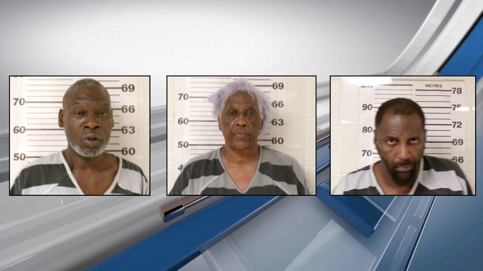 De izquierda a derecha: Ernest Lee Ray, 54, Dannie Mae Reed, 69 y Travis Ray Reed Jr., 53,...