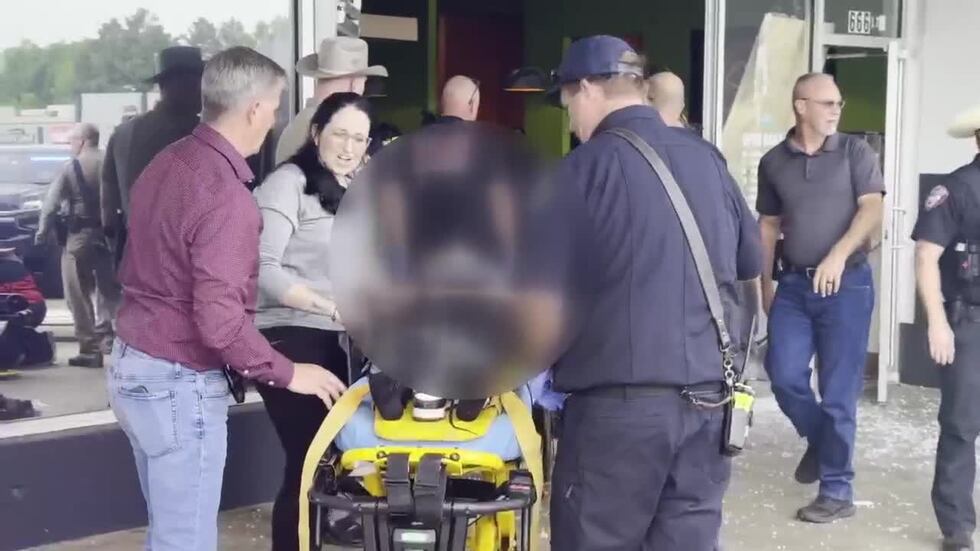 Los primeros auxilios, entre ellos agentes del Departamento de Policía de Mount Pleasant,...