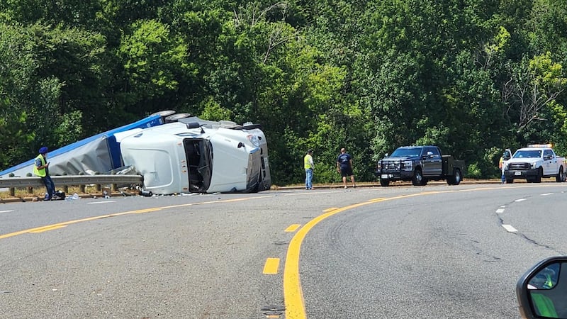 Camión de 18 ruedas volcado retrasa el tráfico en Marshall.