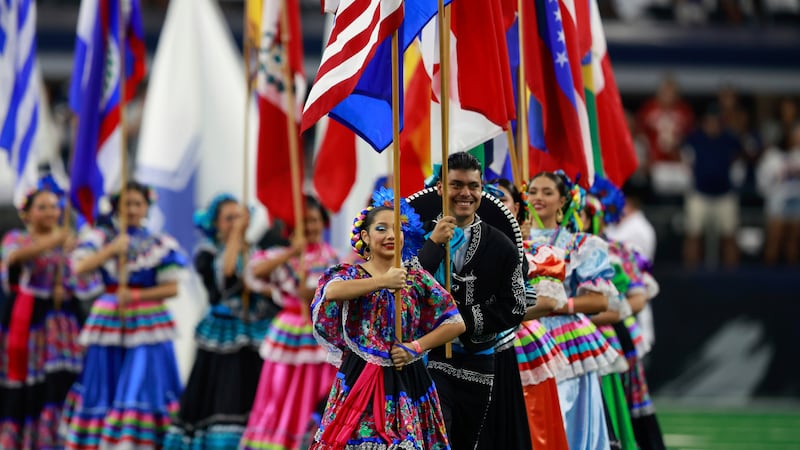 ARCHIVO - Banderas nacionales de países latinoamericanos se ven en el campo durante una...