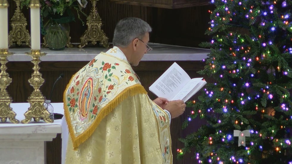 El párroco Jesús R. Arroyave ofició una misa a la que varios acudieron con rosas y flores como...