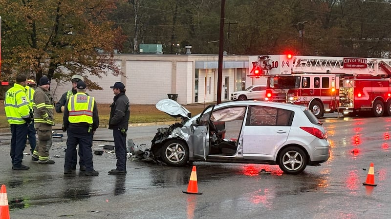 Tyler wreck shuts down E. Front Street lanes near S. Porter Avenue