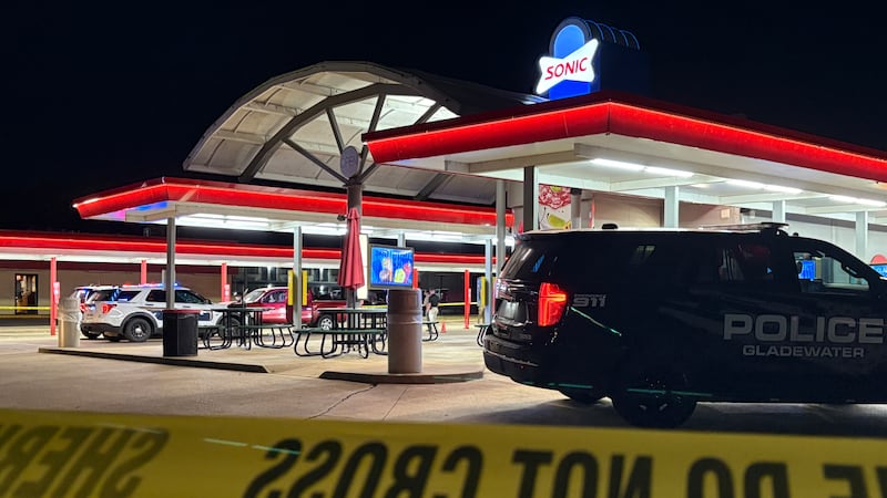 Tiroteo con un oficial deja una mujer muerta tras embestir patrulla en una parada de tráfico