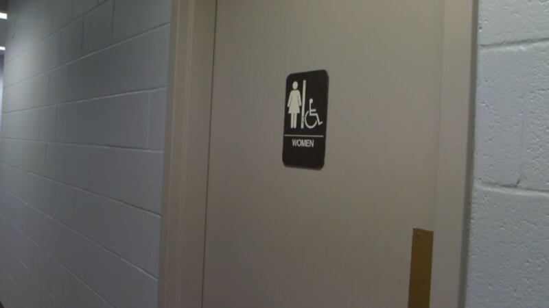 Distrito escolar advierte sobre una tendencia “perturbadora” en redes sociales: orinar en...