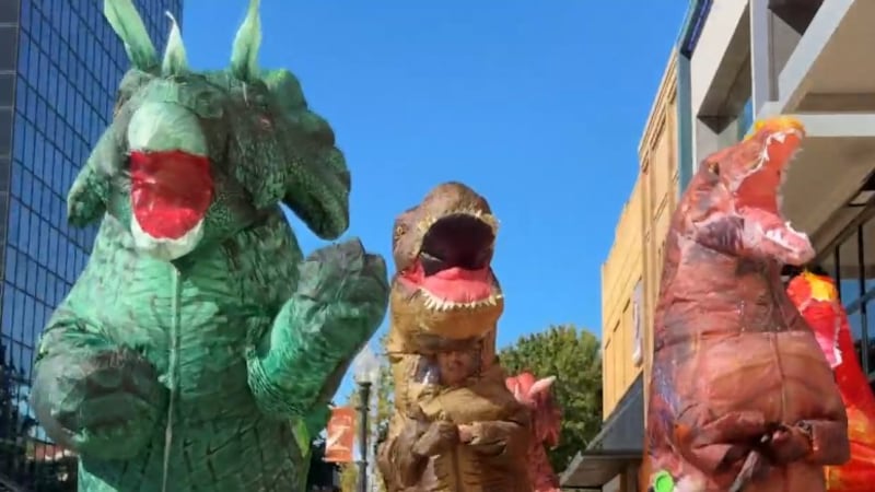 Bufete de abogados soltó criaturas disfrazadas en el centro de Tyler