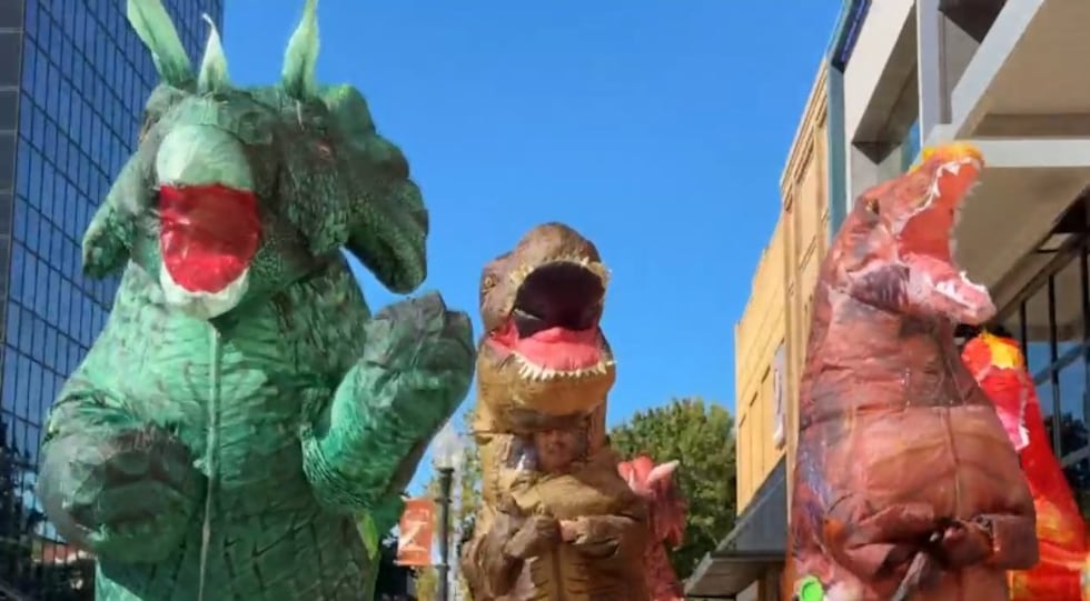 Bufete de abogados soltó criaturas disfrazadas en el centro de Tyler