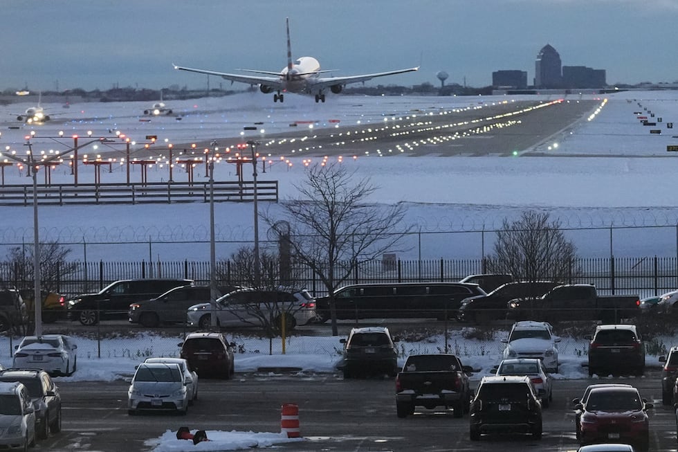 Un avión aterriza en el Aeropuerto Internacional O'Hare en Chicago el 30 de noviembre del...