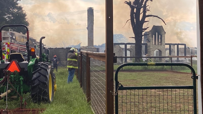 Incendio destruye casa en FM 2493.
