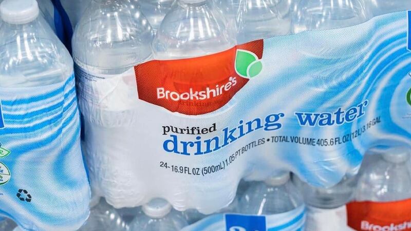Brookshire Grocery Company está apoyando a la comunidad y ayudando con cajas de agua y bolsas...