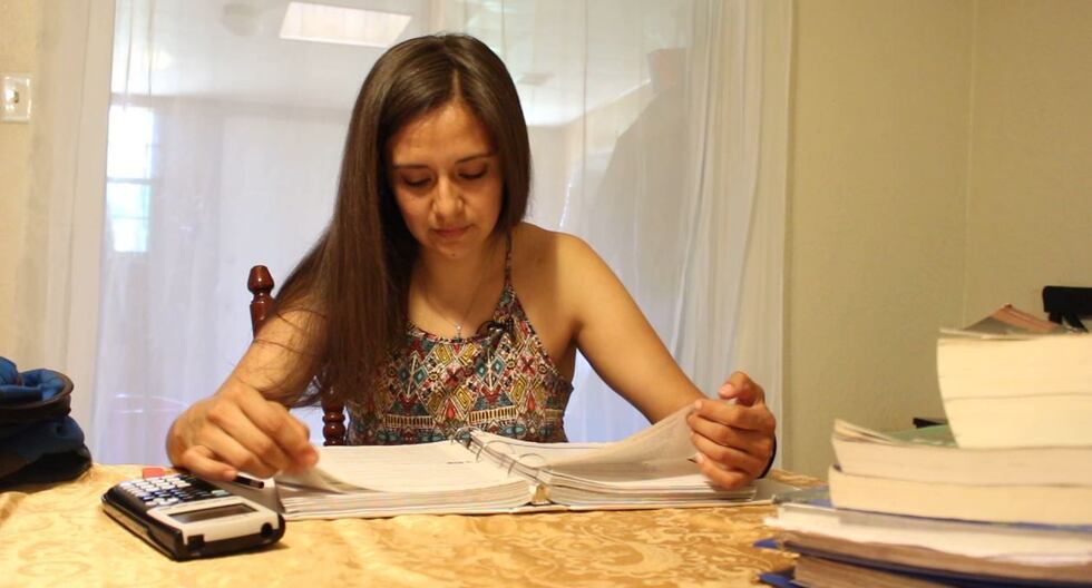 Linda Félix esta estudian para recibir su licenciatura de psicología en la universidad,...