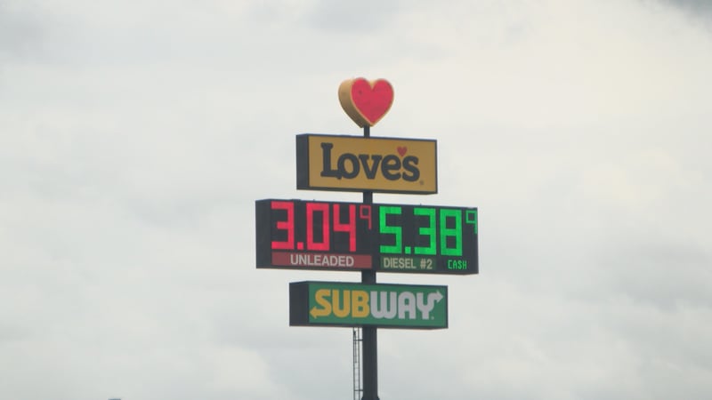 Los conductores de Texas cruzan la frontera estatal en busca de gasolina más barata, mientras...