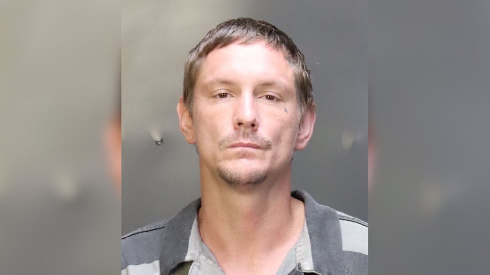 Sean Blair, de 36 años, es acusado de agresión agravada con un arma mortal involucrando a un...