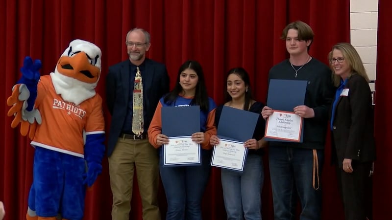 De izquierda a derecha los becados fueron: Ariana Martínez, Cindy Landaverde y Sean Dangerfield.