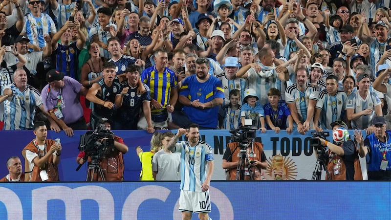 Lionel Messi, de la selección de Argentina, festeja tras anotar su segundo gol ante Argelia,...