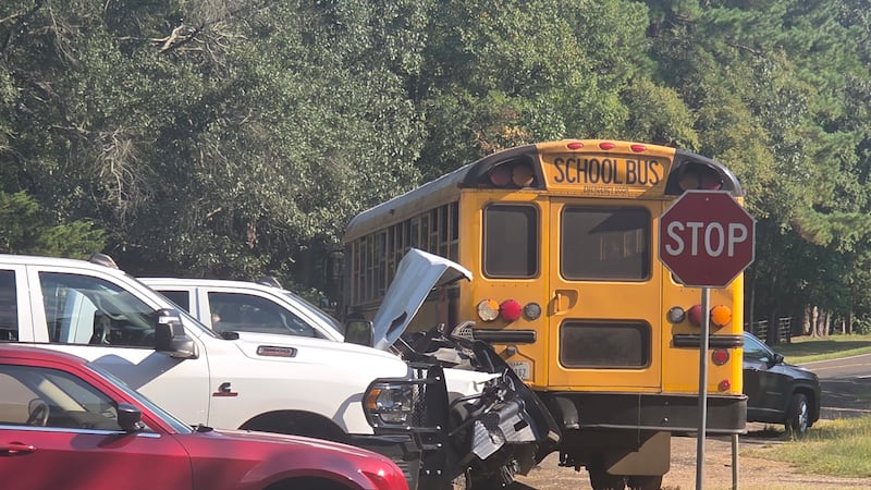 Autobús escolar de Leverett’s Chapel ISD fue chocado por detrás después de la escuela.